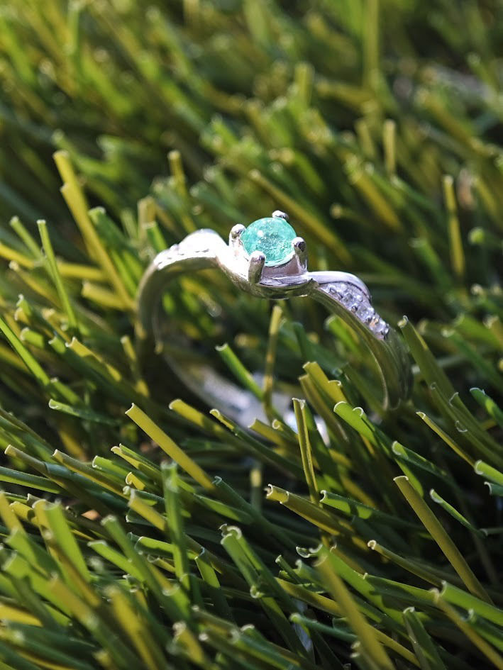 Anillo de plata ley 925 mas piedra esmeralda